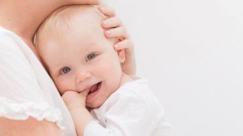 Ketahui Tips Menghaluskan Kulit Wajah Bayi